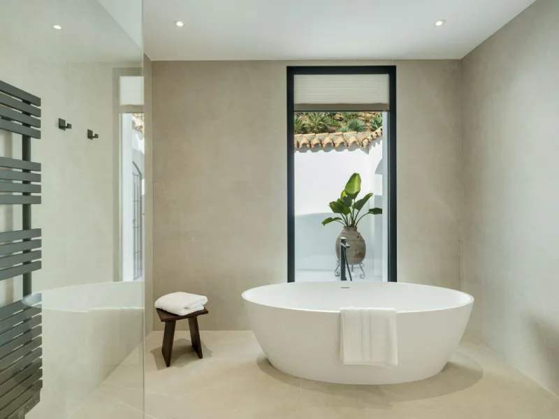 Exceptional villa for sale in the prestigious gated community of El Herrojo Alto, one of La Quinta's most sought-after residential areas. Positioned on an elevated frontline golf plot, this landmark property harmoniously blends timeless Andalusian archite