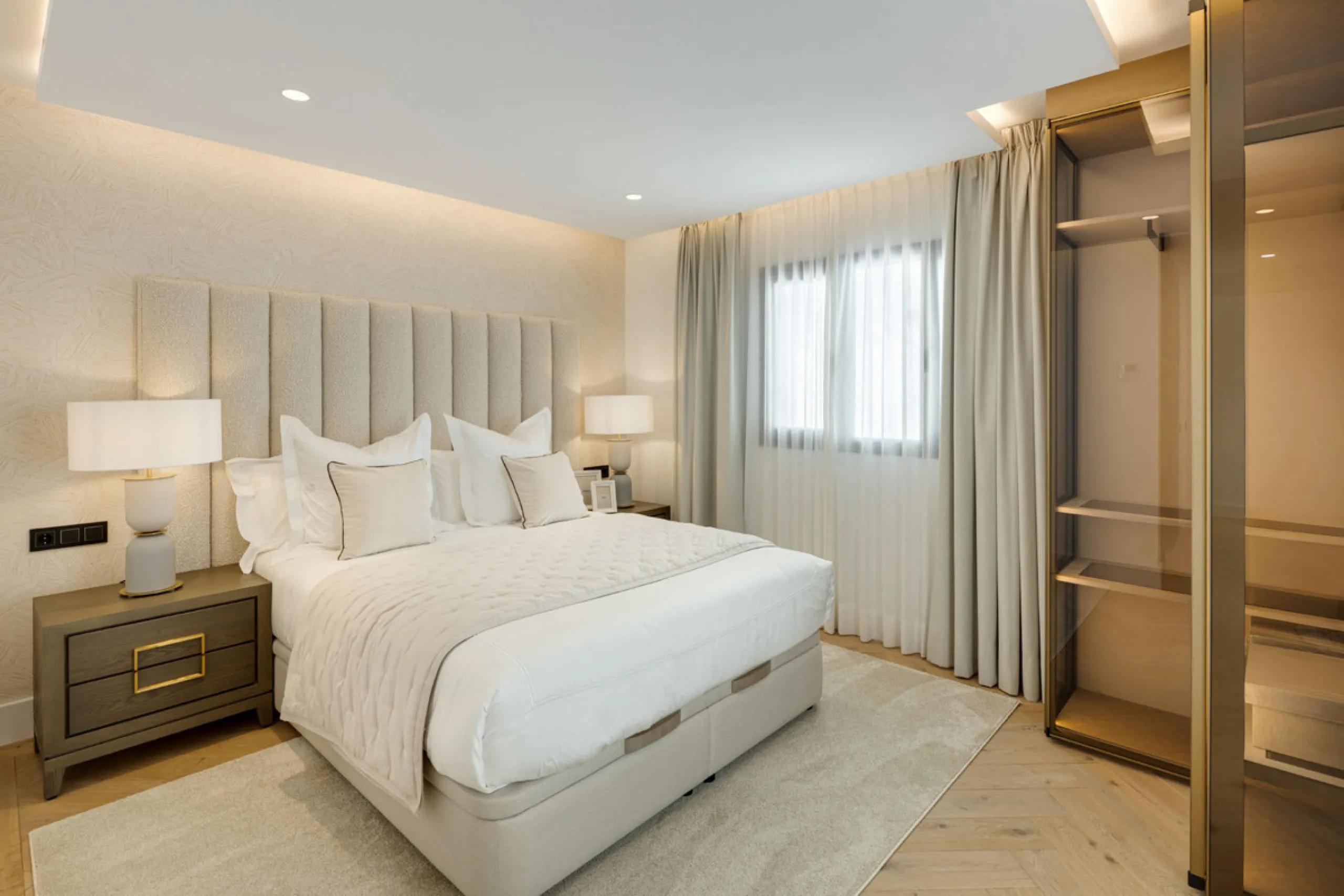 Exceptional villa for sale in the prestigious gated community of El Herrojo Alto, one of La Quinta's most sought-after residential areas. Positioned on an elevated frontline golf plot, this landmark property harmoniously blends timeless Andalusian archite