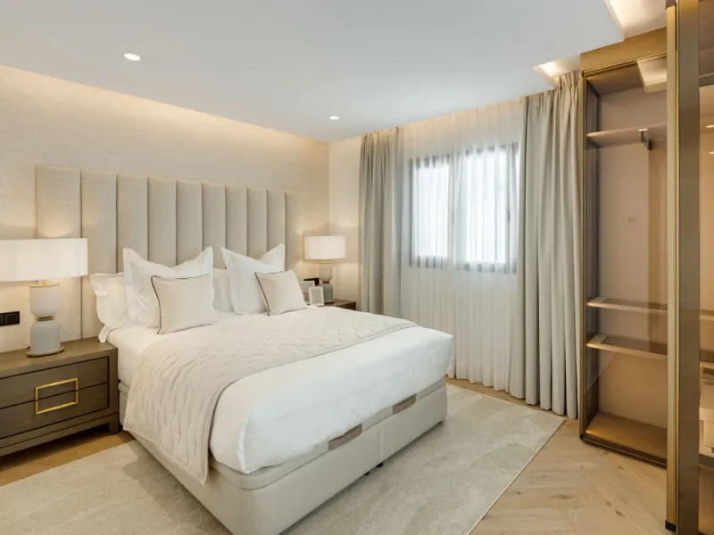 Exceptional villa for sale in the prestigious gated community of El Herrojo Alto, one of La Quinta's most sought-after residential areas. Positioned on an elevated frontline golf plot, this landmark property harmoniously blends timeless Andalusian archite