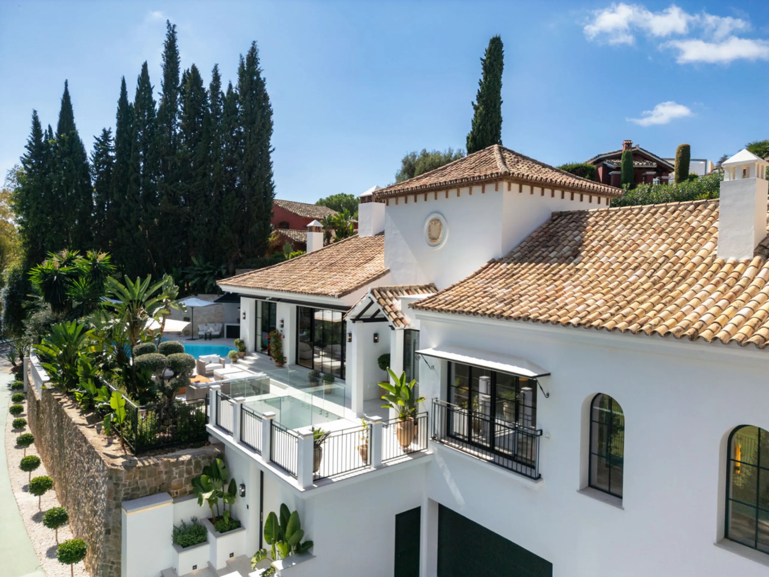 Exceptional villa for sale in the prestigious gated community of El Herrojo Alto, one of La Quinta's most sought-after residential areas. Positioned on an elevated frontline golf plot, this landmark property harmoniously blends timeless Andalusian archite