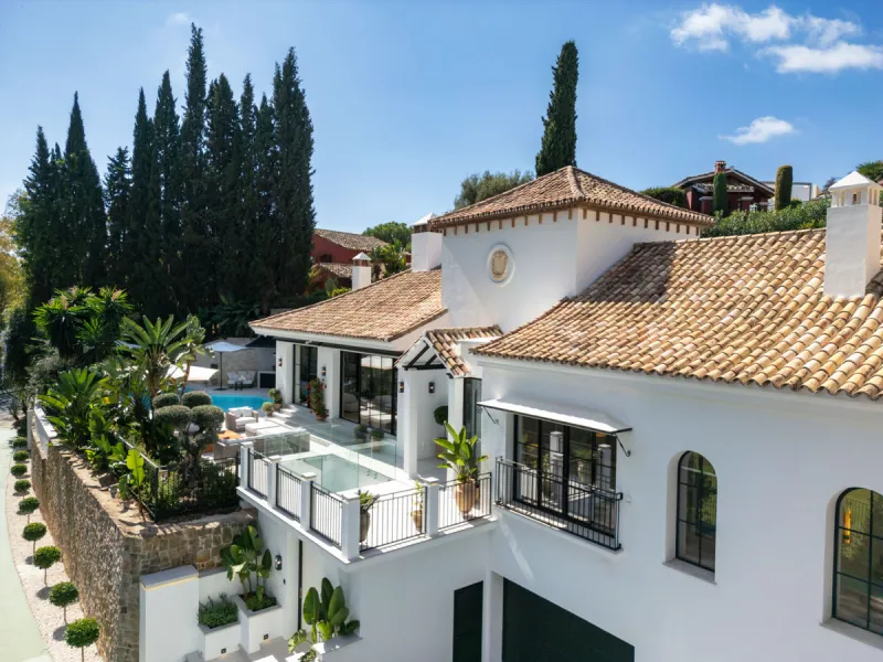 Exceptional villa for sale in the prestigious gated community of El Herrojo Alto, one of La Quinta's most sought-after residential areas. Positioned on an elevated frontline golf plot, this landmark property harmoniously blends timeless Andalusian archite