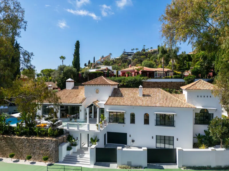 Exceptional villa for sale in the prestigious gated community of El Herrojo Alto, one of La Quinta's most sought-after residential areas. Positioned on an elevated frontline golf plot, this landmark property harmoniously blends timeless Andalusian archite
