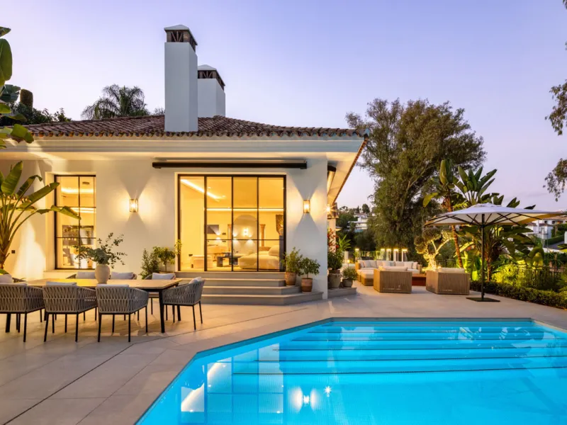 Exceptional villa for sale in the prestigious gated community of El Herrojo Alto, one of La Quinta's most sought-after residential areas. Positioned on an elevated frontline golf plot, this landmark property harmoniously blends timeless Andalusian archite