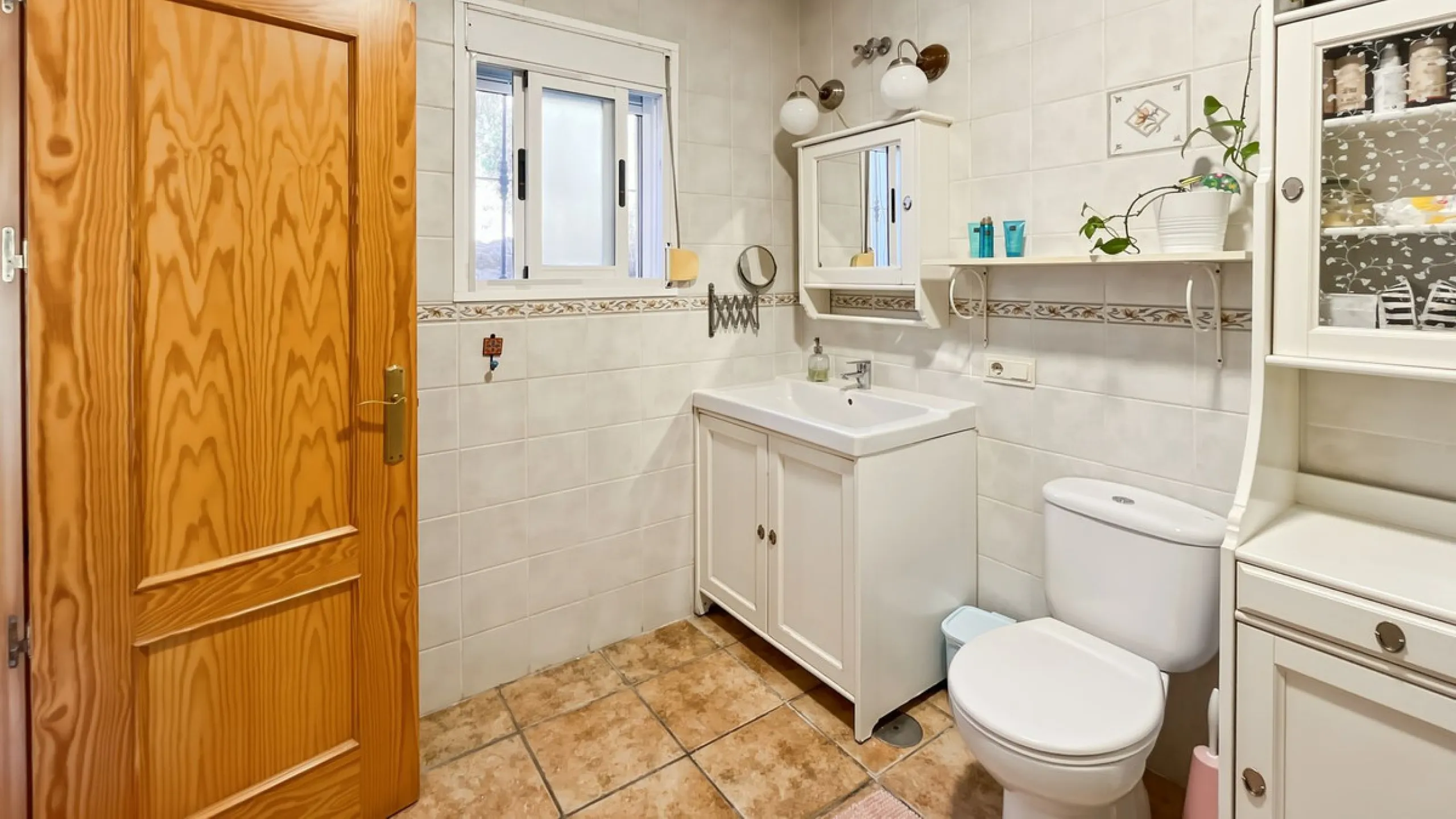 Peacefully located villa near Cómpeta offering 3 bedrooms, 2 bathrooms plus a separate tower studio with a large roof terrace. A rare blend of privacy, comfort and truly panoramic sea and mountain views.