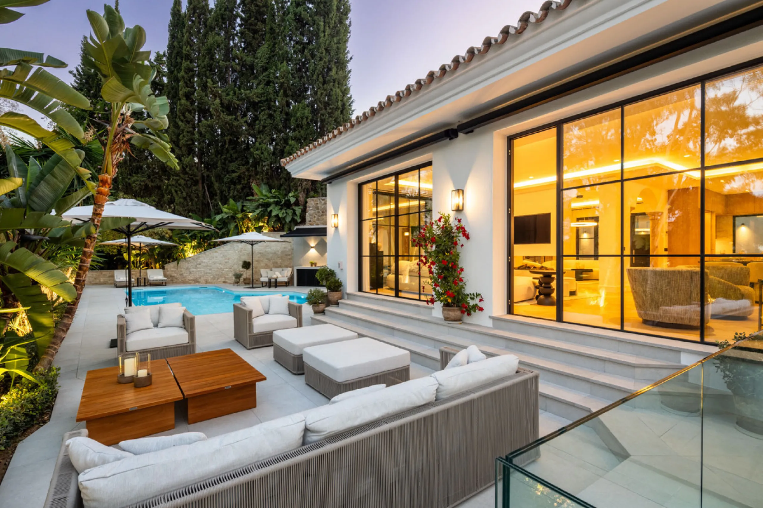 Exceptional villa for sale in the prestigious gated community of El Herrojo Alto, one of La Quinta's most sought-after residential areas. Positioned on an elevated frontline golf plot, this landmark property harmoniously blends timeless Andalusian archite