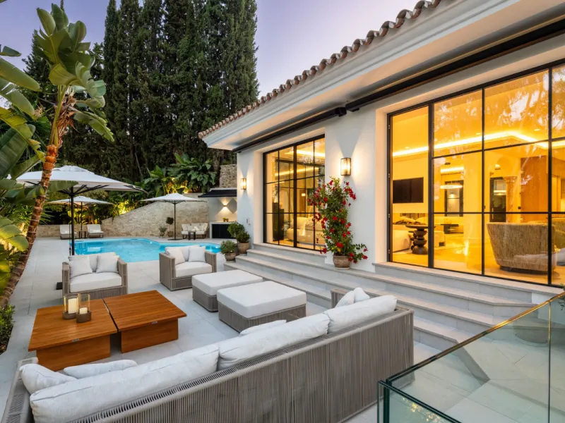 Exceptional villa for sale in the prestigious gated community of El Herrojo Alto, one of La Quinta's most sought-after residential areas. Positioned on an elevated frontline golf plot, this landmark property harmoniously blends timeless Andalusian archite