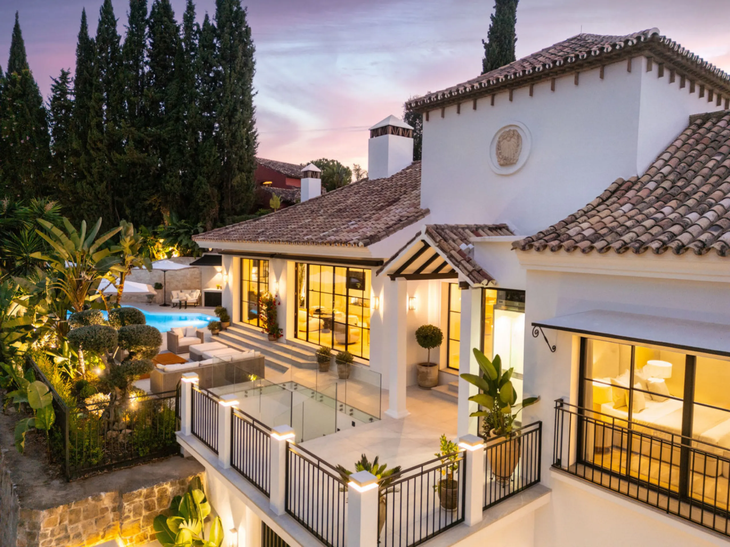 Exceptional villa for sale in the prestigious gated community of El Herrojo Alto, one of La Quinta's most sought-after residential areas. Positioned on an elevated frontline golf plot, this landmark property harmoniously blends timeless Andalusian archite