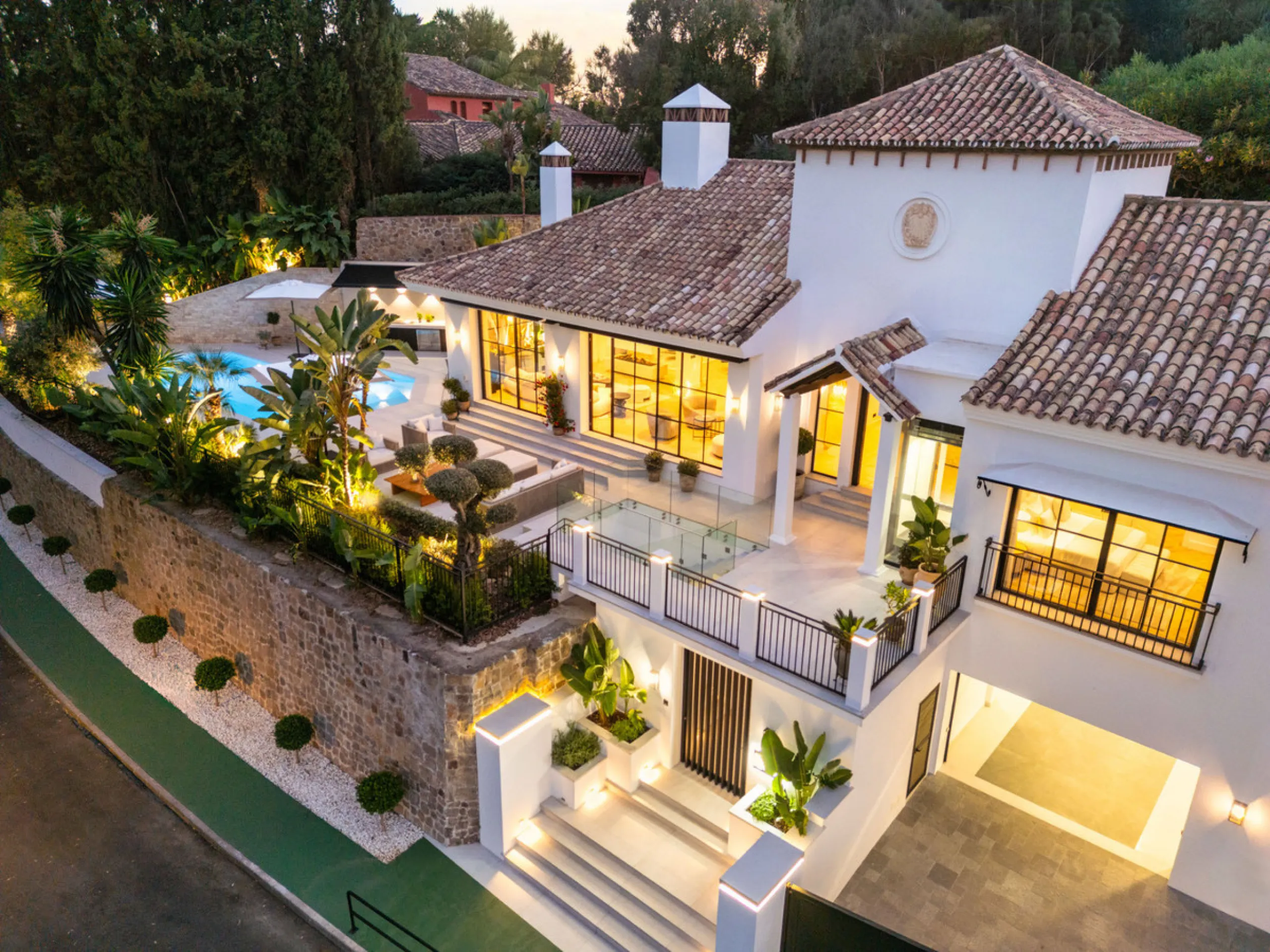 Exceptional villa for sale in the prestigious gated community of El Herrojo Alto, one of La Quinta's most sought-after residential areas. Positioned on an elevated frontline golf plot, this landmark property harmoniously blends timeless Andalusian archite