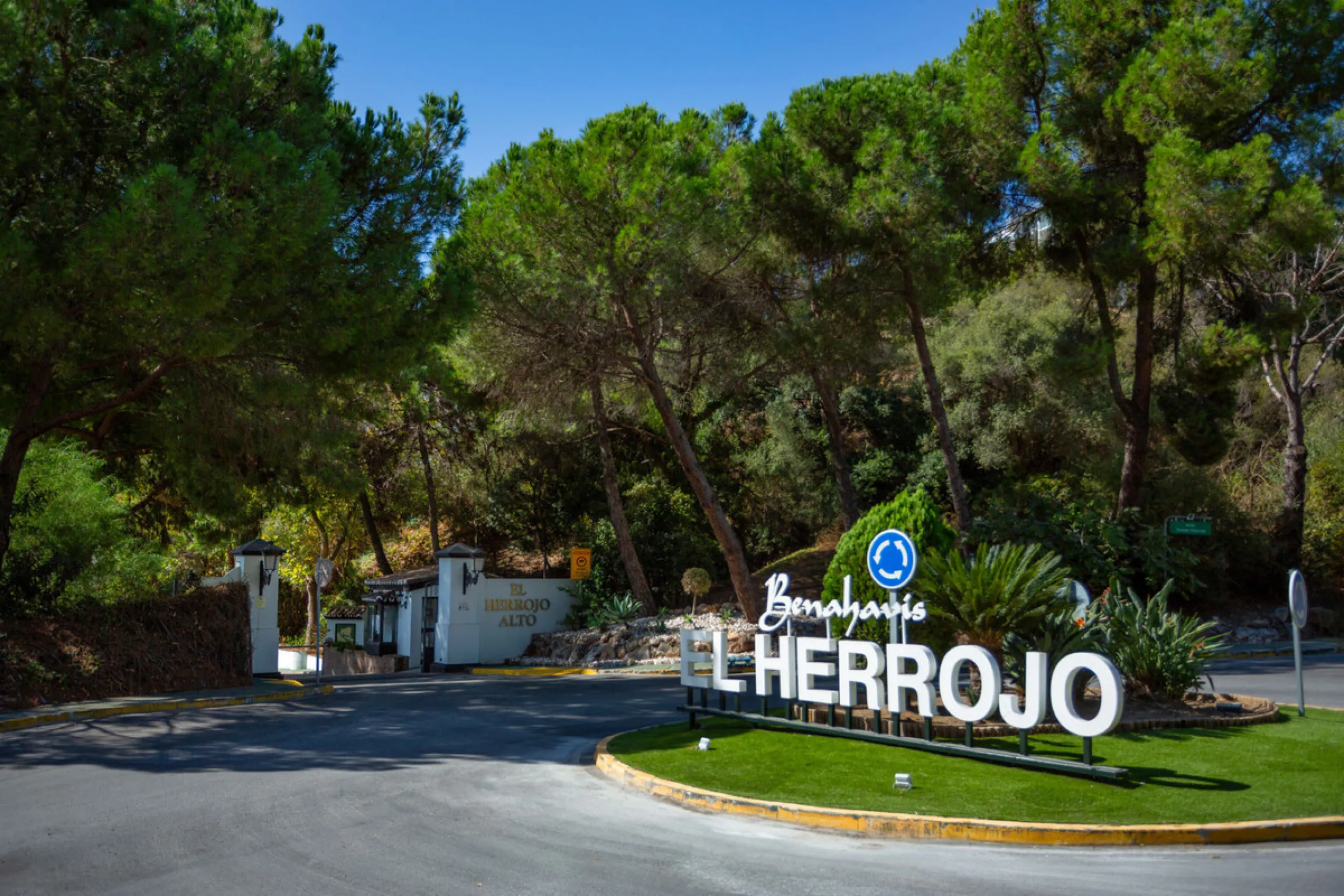 Exceptional villa for sale in the prestigious gated community of El Herrojo Alto, one of La Quinta's most sought-after residential areas. Positioned on an elevated frontline golf plot, this landmark property harmoniously blends timeless Andalusian archite