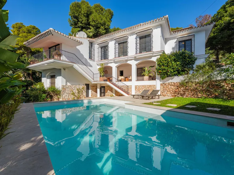 Exclusive Mediterranean-style house in Pinares de San Antón, set on a spacious 1,184 m² plot. Its architecture combines the purity of a white façade with natural stone details and a terracotta-tiled roof, creating a harmonious and timeless ensemble. The p