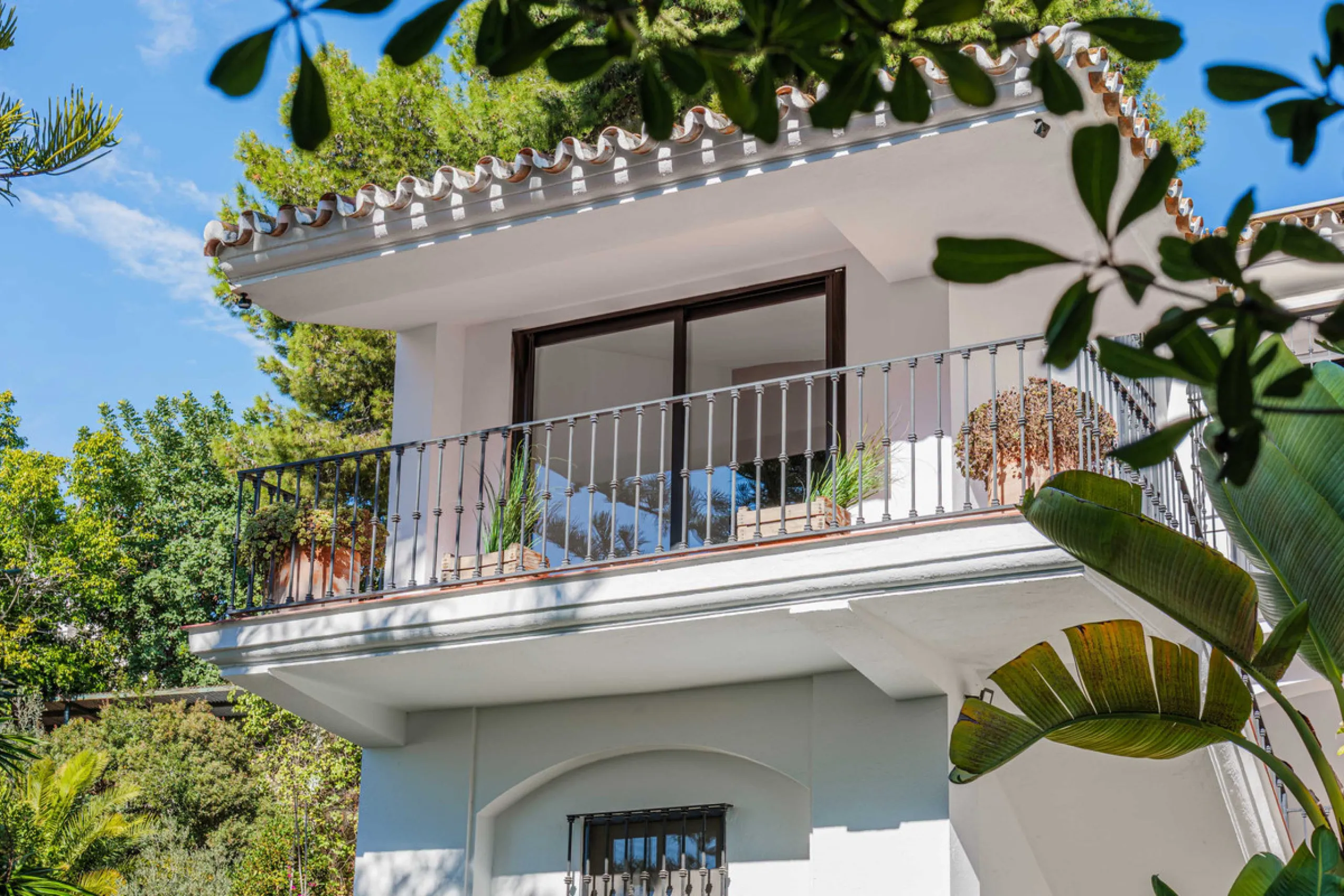Exclusive Mediterranean-style house in Pinares de San Antón, set on a spacious 1,184 m² plot. Its architecture combines the purity of a white façade with natural stone details and a terracotta-tiled roof, creating a harmonious and timeless ensemble. The p