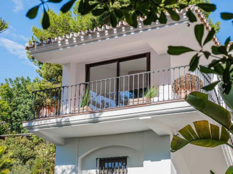 Exclusive Mediterranean-style house in Pinares de San Antón, set on a spacious 1,184 m² plot. Its architecture combines the purity of a white façade with natural stone details and a terracotta-tiled roof, creating a harmonious and timeless ensemble. The p