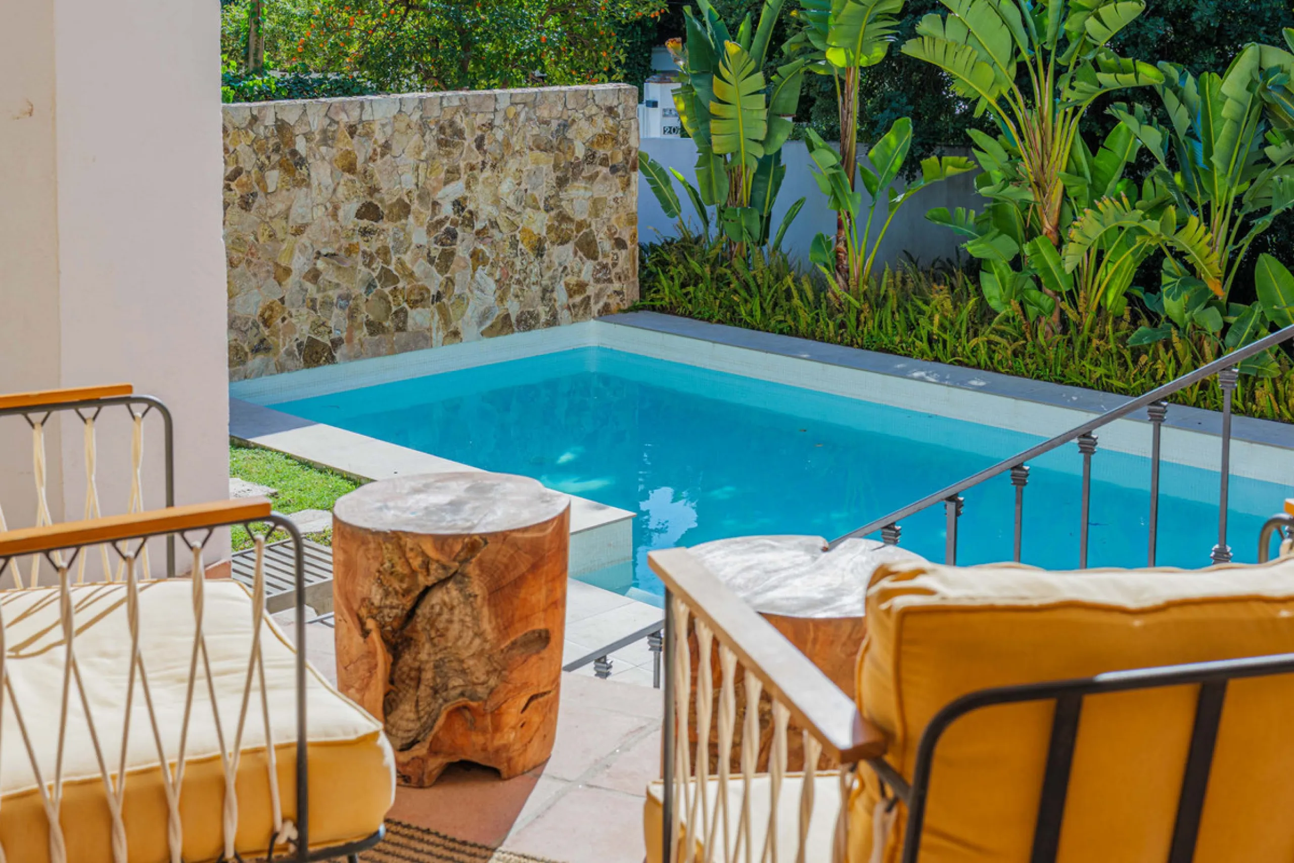 Exclusive Mediterranean-style house in Pinares de San Antón, set on a spacious 1,184 m² plot. Its architecture combines the purity of a white façade with natural stone details and a terracotta-tiled roof, creating a harmonious and timeless ensemble. The p