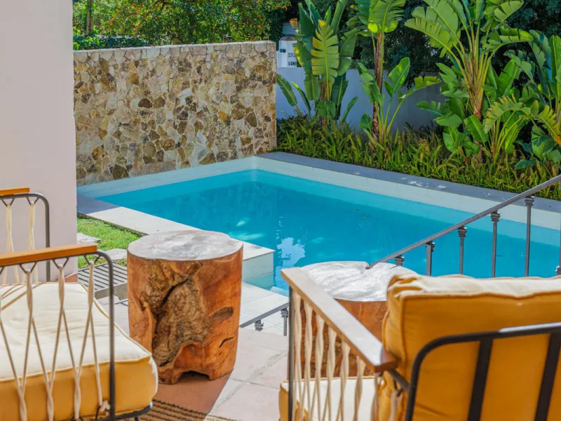 Exclusive Mediterranean-style house in Pinares de San Antón, set on a spacious 1,184 m² plot. Its architecture combines the purity of a white façade with natural stone details and a terracotta-tiled roof, creating a harmonious and timeless ensemble. The p