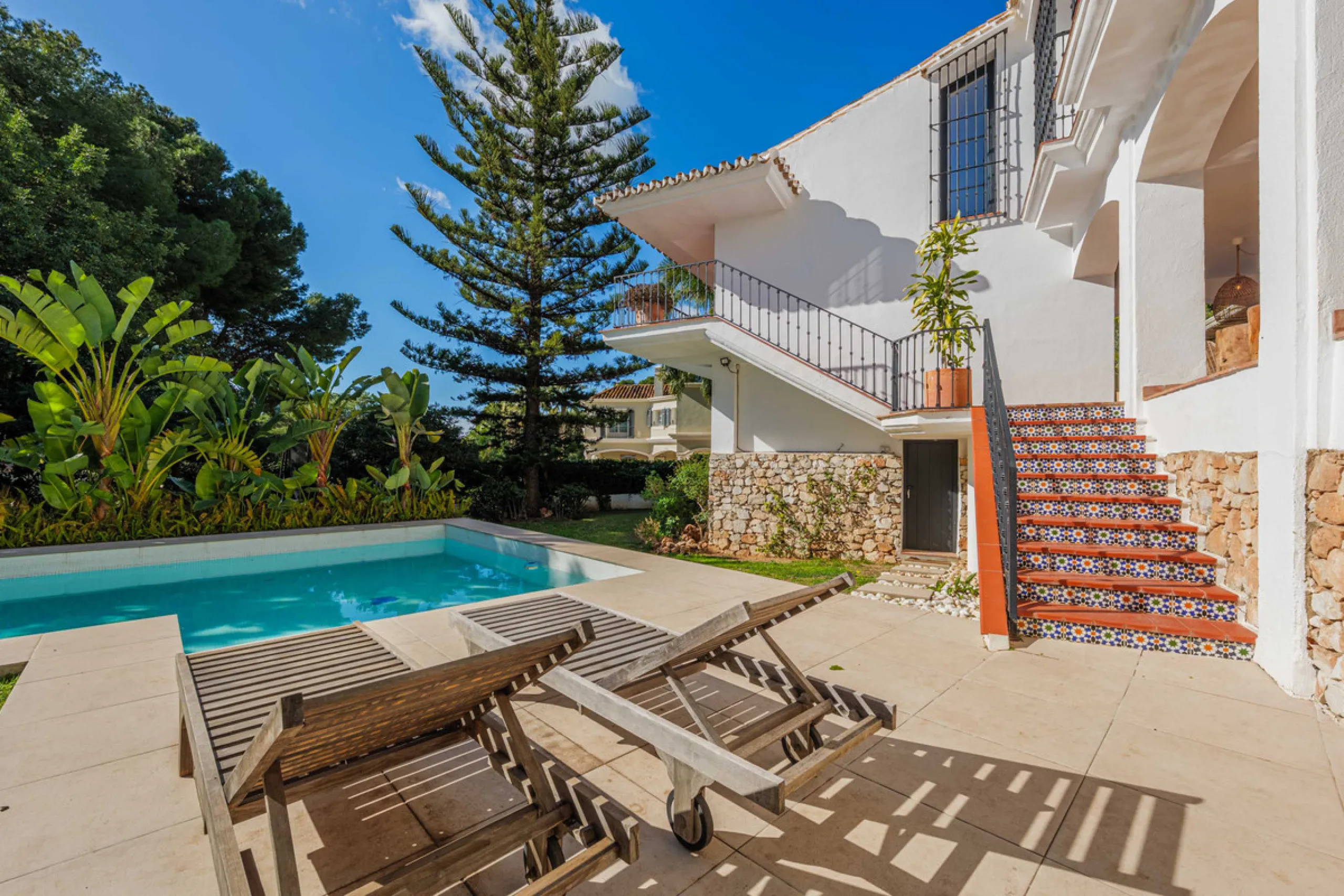 Exclusive Mediterranean-style house in Pinares de San Antón, set on a spacious 1,184 m² plot. Its architecture combines the purity of a white façade with natural stone details and a terracotta-tiled roof, creating a harmonious and timeless ensemble. The p