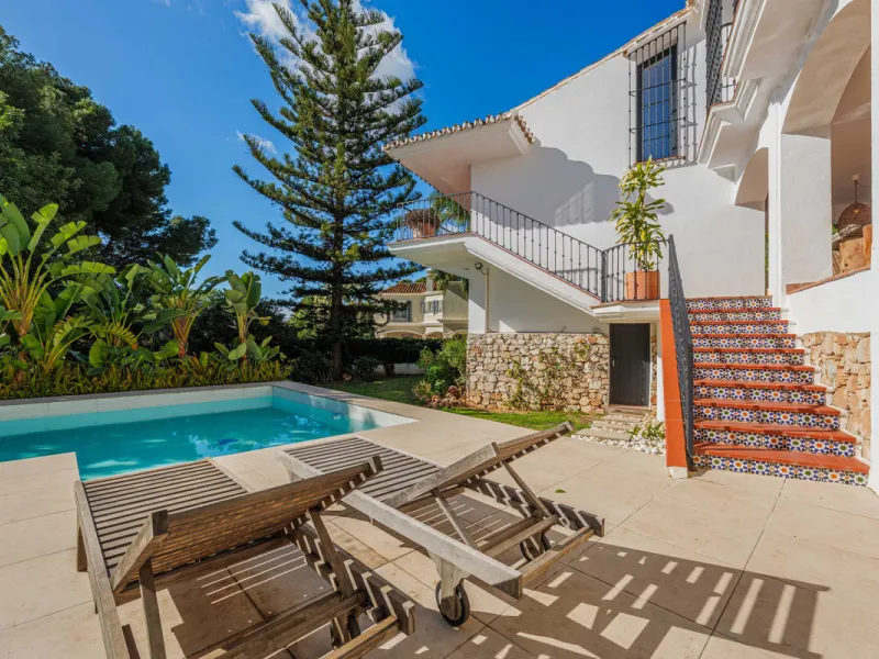 Exclusive Mediterranean-style house in Pinares de San Antón, set on a spacious 1,184 m² plot. Its architecture combines the purity of a white façade with natural stone details and a terracotta-tiled roof, creating a harmonious and timeless ensemble. The p