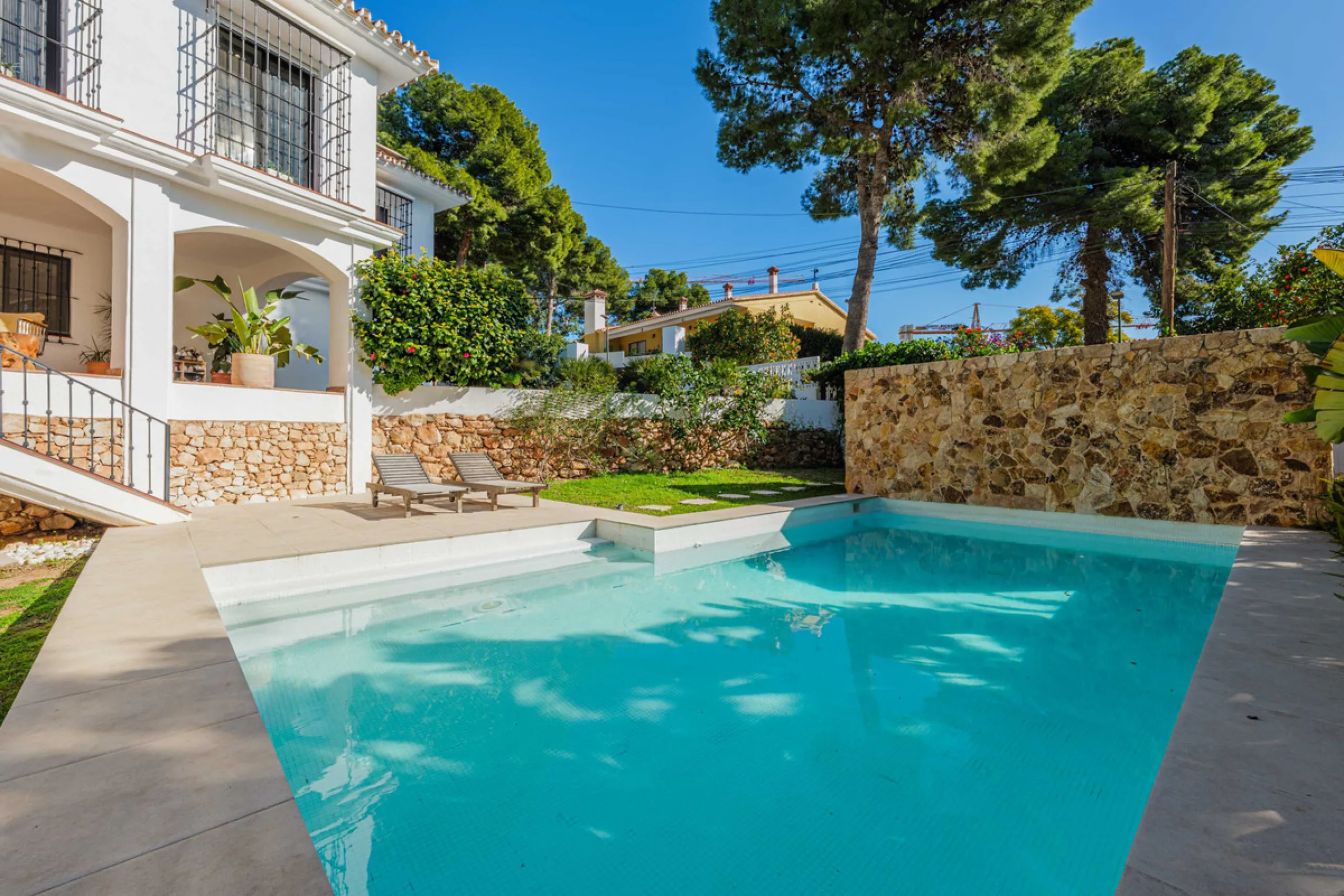 Exclusive Mediterranean-style house in Pinares de San Antón, set on a spacious 1,184 m² plot. Its architecture combines the purity of a white façade with natural stone details and a terracotta-tiled roof, creating a harmonious and timeless ensemble. The p