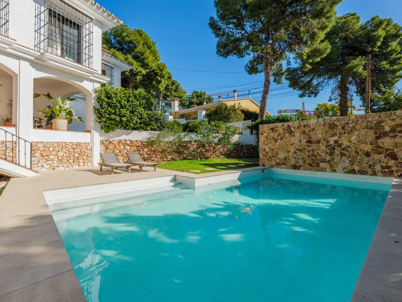 Exclusive Mediterranean-style house in Pinares de San Antón, set on a spacious 1,184 m² plot. Its architecture combines the purity of a white façade with natural stone details and a terracotta-tiled roof, creating a harmonious and timeless ensemble. The p