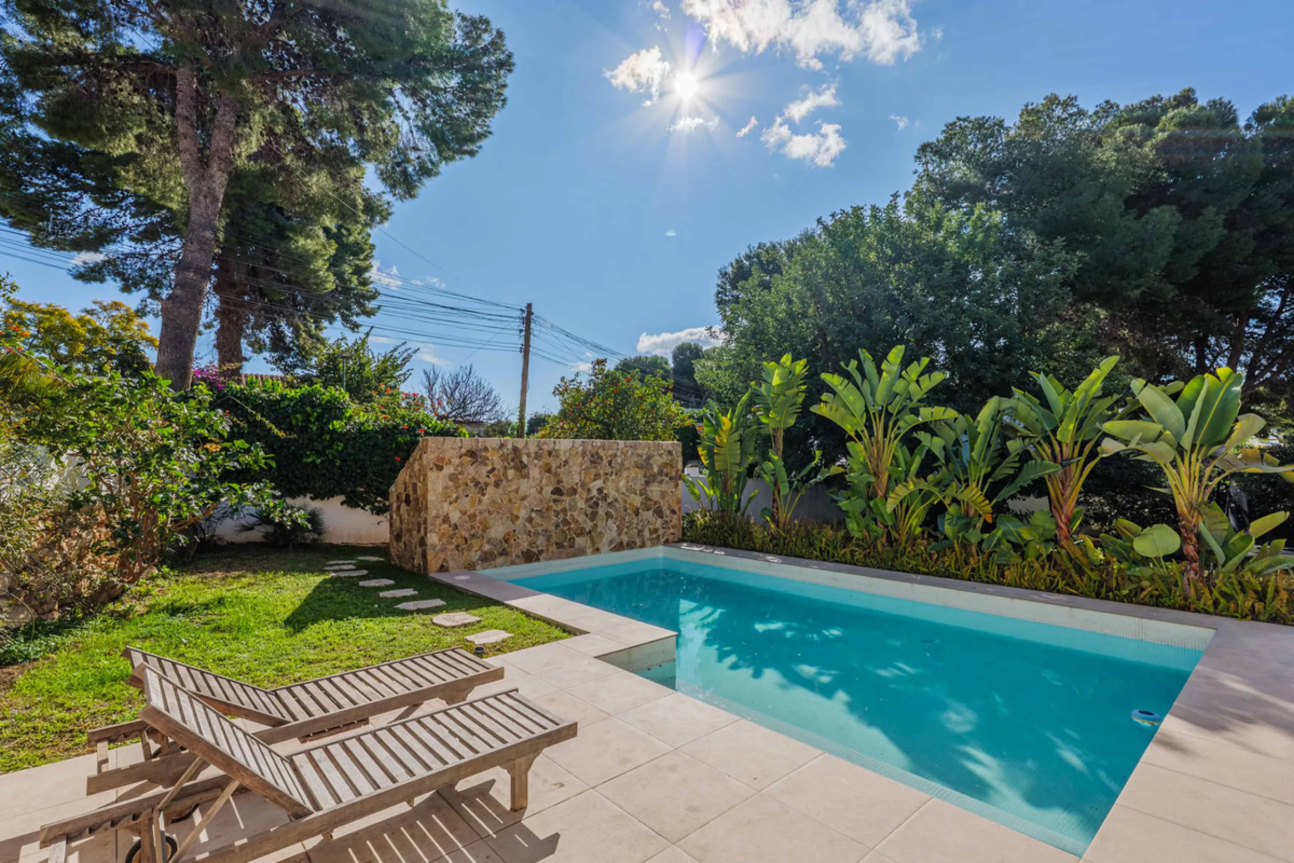 Exclusive Mediterranean-style house in Pinares de San Antón, set on a spacious 1,184 m² plot. Its architecture combines the purity of a white façade with natural stone details and a terracotta-tiled roof, creating a harmonious and timeless ensemble. The p