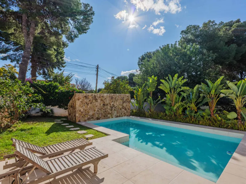 Exclusive Mediterranean-style house in Pinares de San Antón, set on a spacious 1,184 m² plot. Its architecture combines the purity of a white façade with natural stone details and a terracotta-tiled roof, creating a harmonious and timeless ensemble. The p