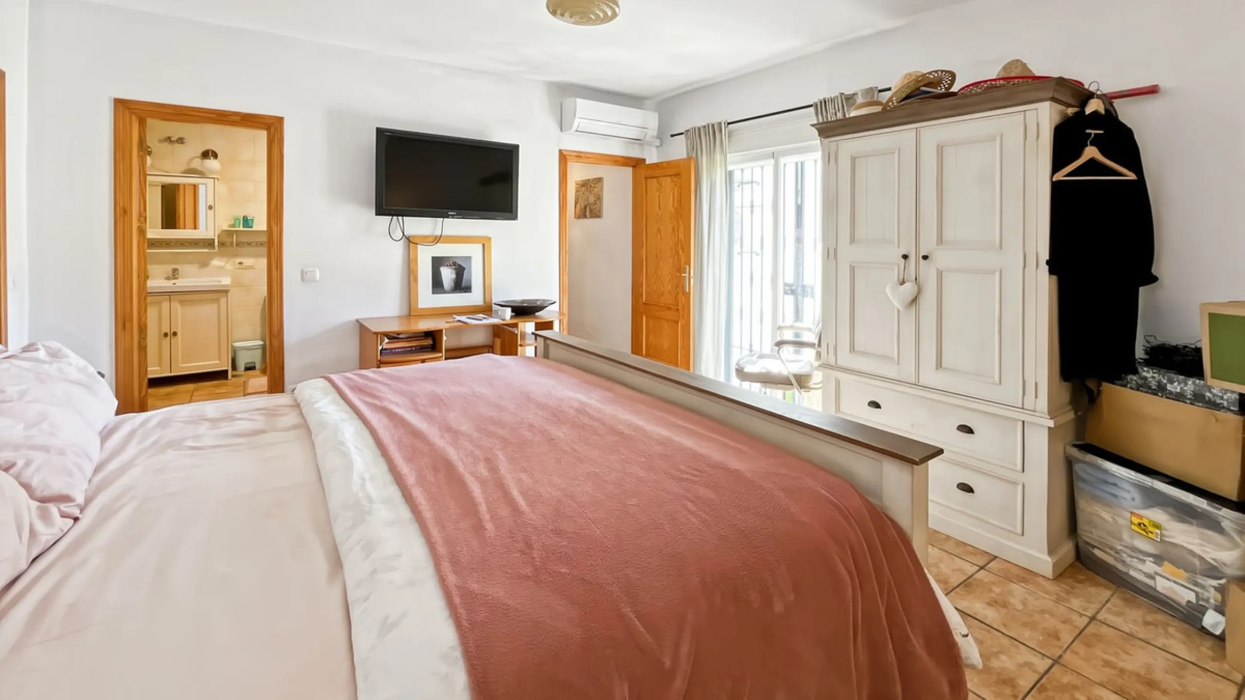 Peacefully located villa near Cómpeta offering 3 bedrooms, 2 bathrooms plus a separate tower studio with a large roof terrace. A rare blend of privacy, comfort and truly panoramic sea and mountain views.