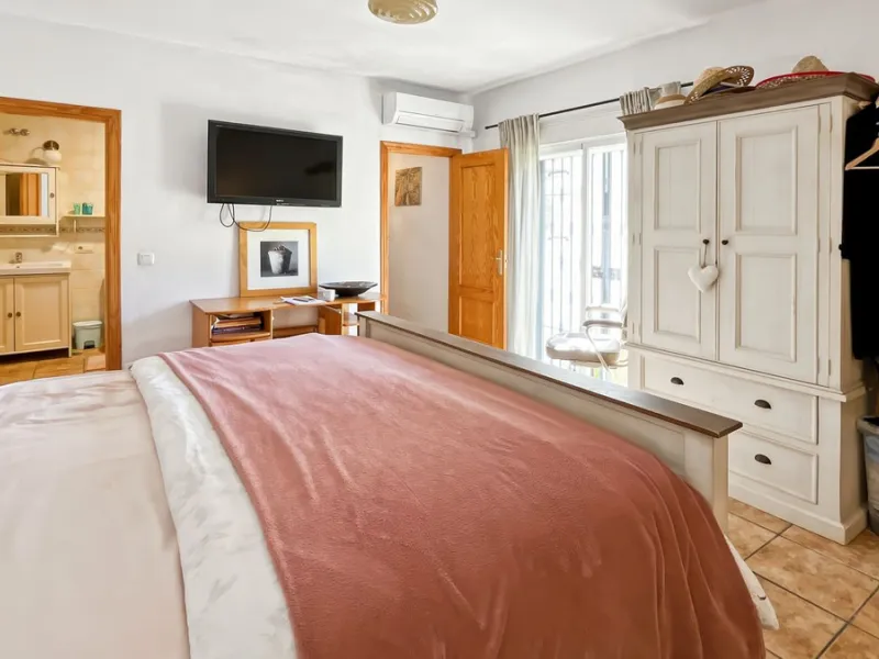 Peacefully located villa near Cómpeta offering 3 bedrooms, 2 bathrooms plus a separate tower studio with a large roof terrace. A rare blend of privacy, comfort and truly panoramic sea and mountain views.