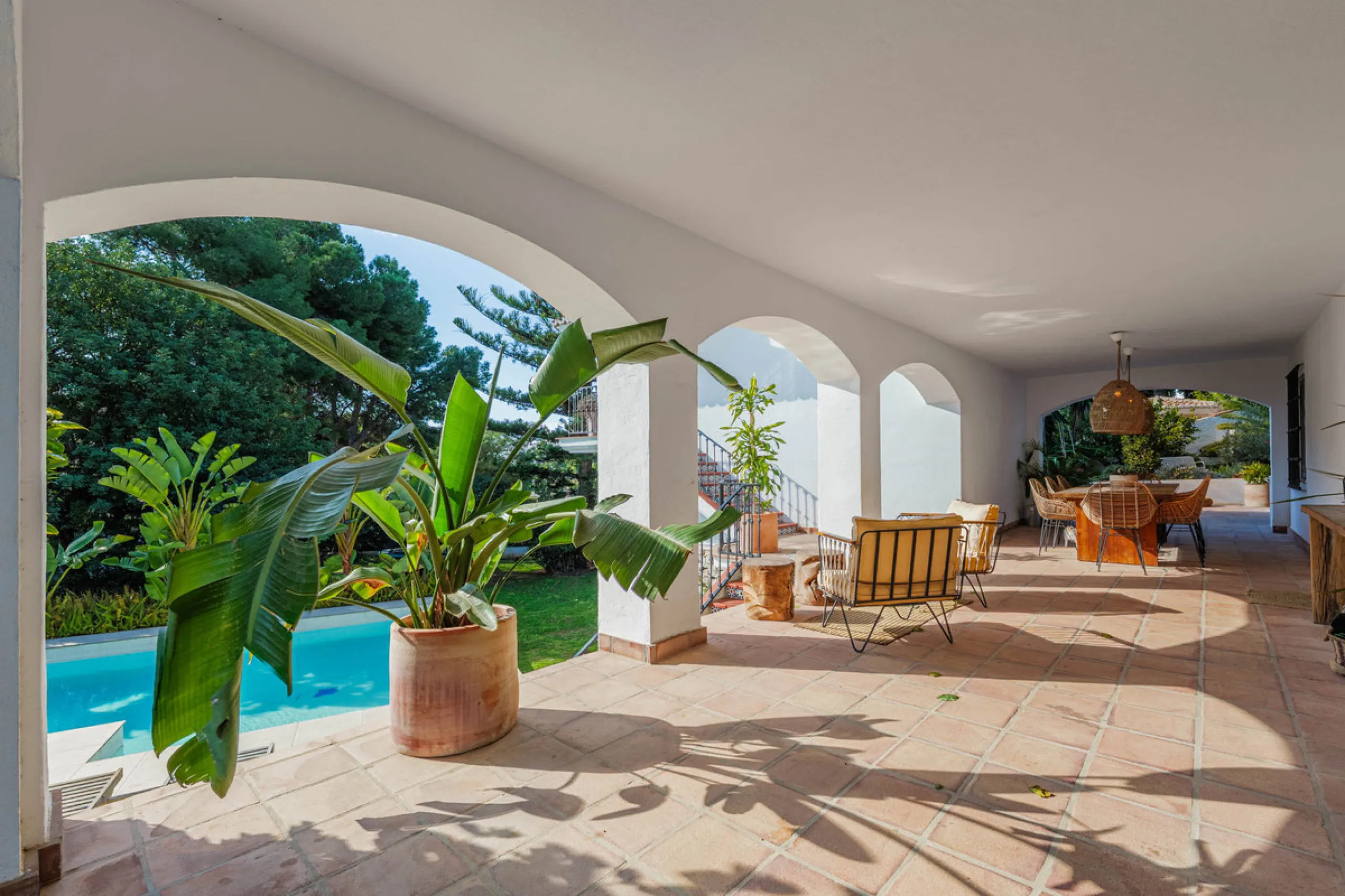 Exclusive Mediterranean-style house in Pinares de San Antón, set on a spacious 1,184 m² plot. Its architecture combines the purity of a white façade with natural stone details and a terracotta-tiled roof, creating a harmonious and timeless ensemble. The p
