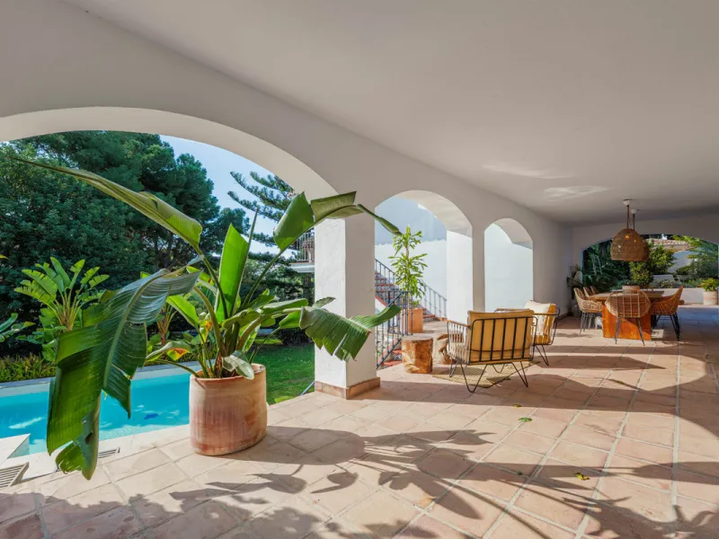 Exclusive Mediterranean-style house in Pinares de San Antón, set on a spacious 1,184 m² plot. Its architecture combines the purity of a white façade with natural stone details and a terracotta-tiled roof, creating a harmonious and timeless ensemble. The p