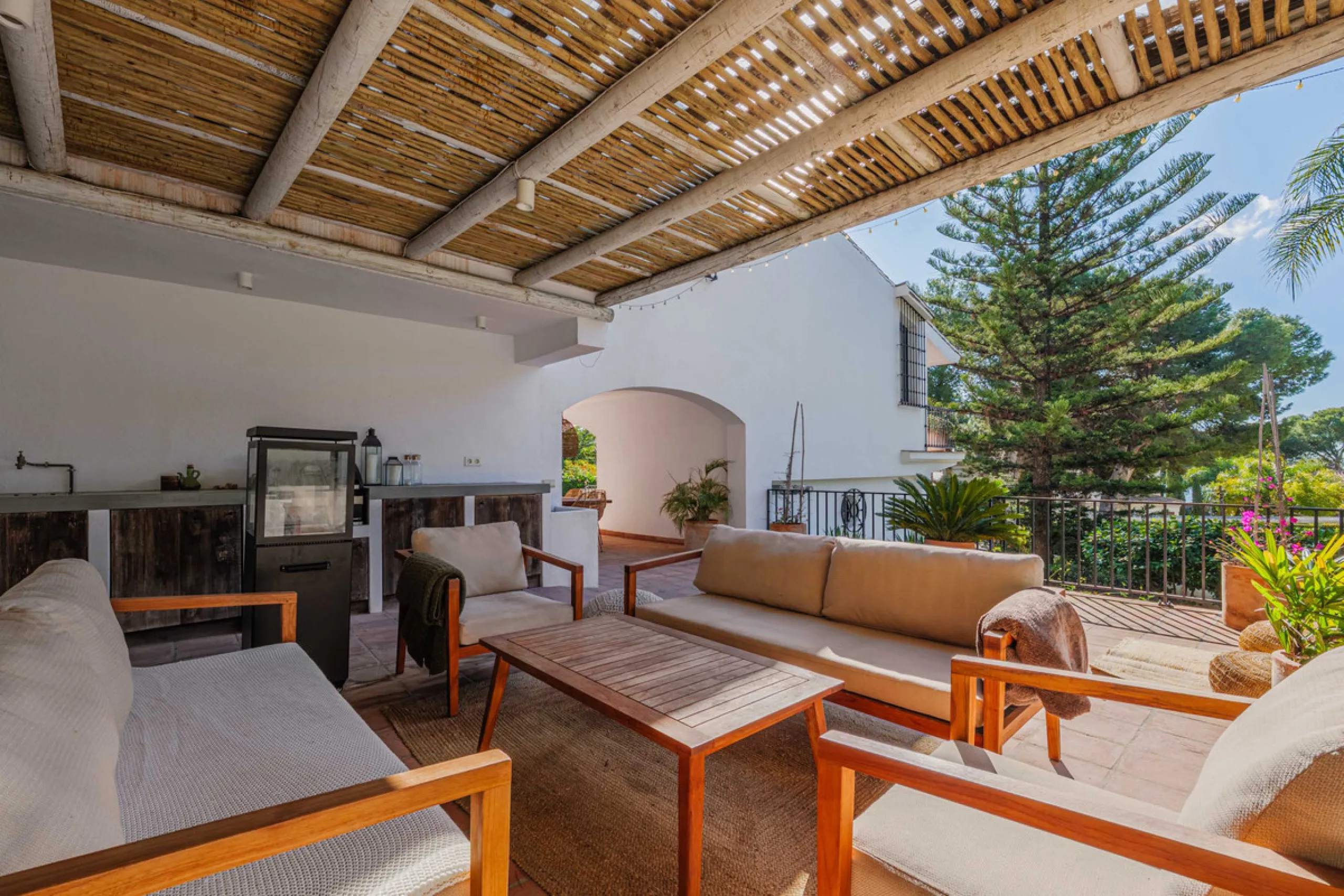 Exclusive Mediterranean-style house in Pinares de San Antón, set on a spacious 1,184 m² plot. Its architecture combines the purity of a white façade with natural stone details and a terracotta-tiled roof, creating a harmonious and timeless ensemble. The p