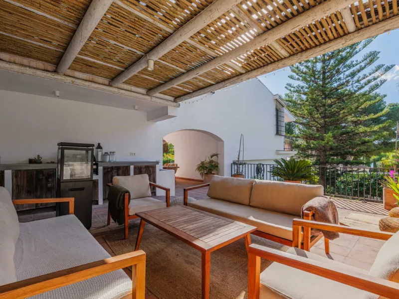 Exclusive Mediterranean-style house in Pinares de San Antón, set on a spacious 1,184 m² plot. Its architecture combines the purity of a white façade with natural stone details and a terracotta-tiled roof, creating a harmonious and timeless ensemble. The p