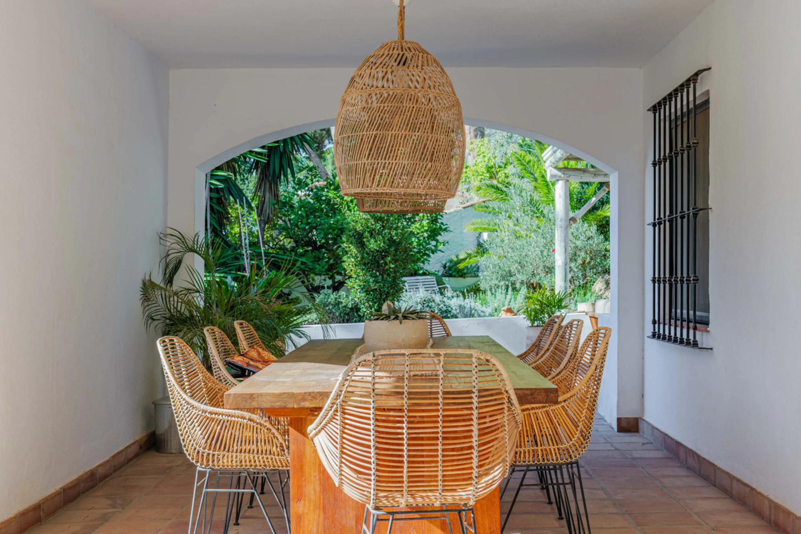 Exclusive Mediterranean-style house in Pinares de San Antón, set on a spacious 1,184 m² plot. Its architecture combines the purity of a white façade with natural stone details and a terracotta-tiled roof, creating a harmonious and timeless ensemble. The p