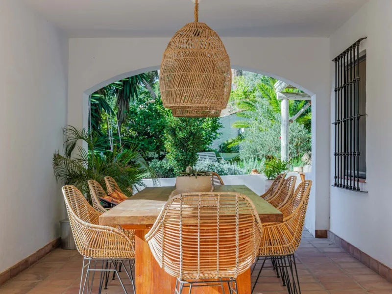 Exclusive Mediterranean-style house in Pinares de San Antón, set on a spacious 1,184 m² plot. Its architecture combines the purity of a white façade with natural stone details and a terracotta-tiled roof, creating a harmonious and timeless ensemble. The p