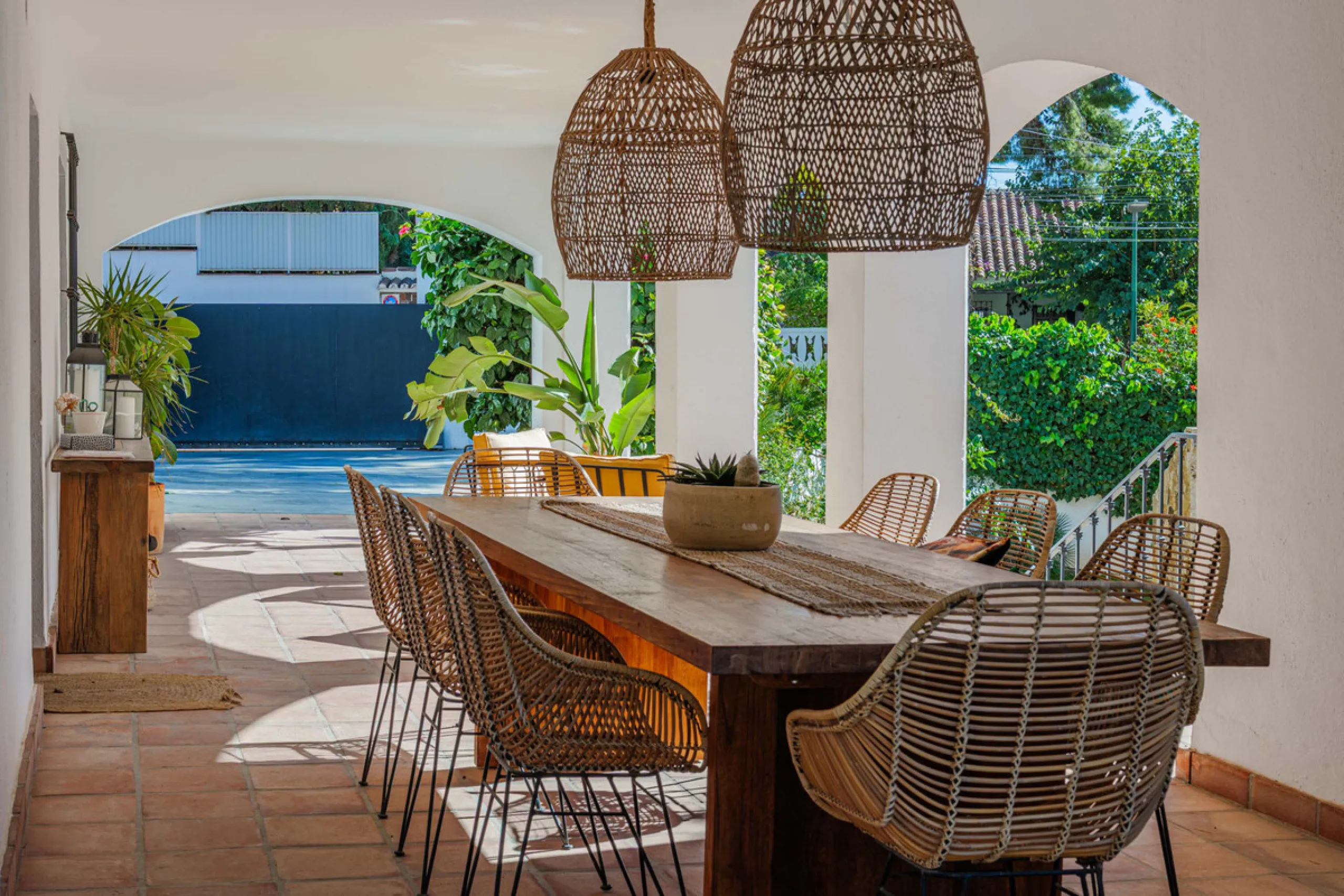 Exclusive Mediterranean-style house in Pinares de San Antón, set on a spacious 1,184 m² plot. Its architecture combines the purity of a white façade with natural stone details and a terracotta-tiled roof, creating a harmonious and timeless ensemble. The p