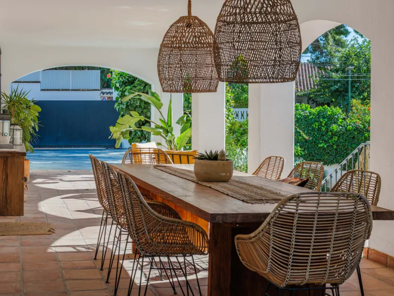 Exclusive Mediterranean-style house in Pinares de San Antón, set on a spacious 1,184 m² plot. Its architecture combines the purity of a white façade with natural stone details and a terracotta-tiled roof, creating a harmonious and timeless ensemble. The p
