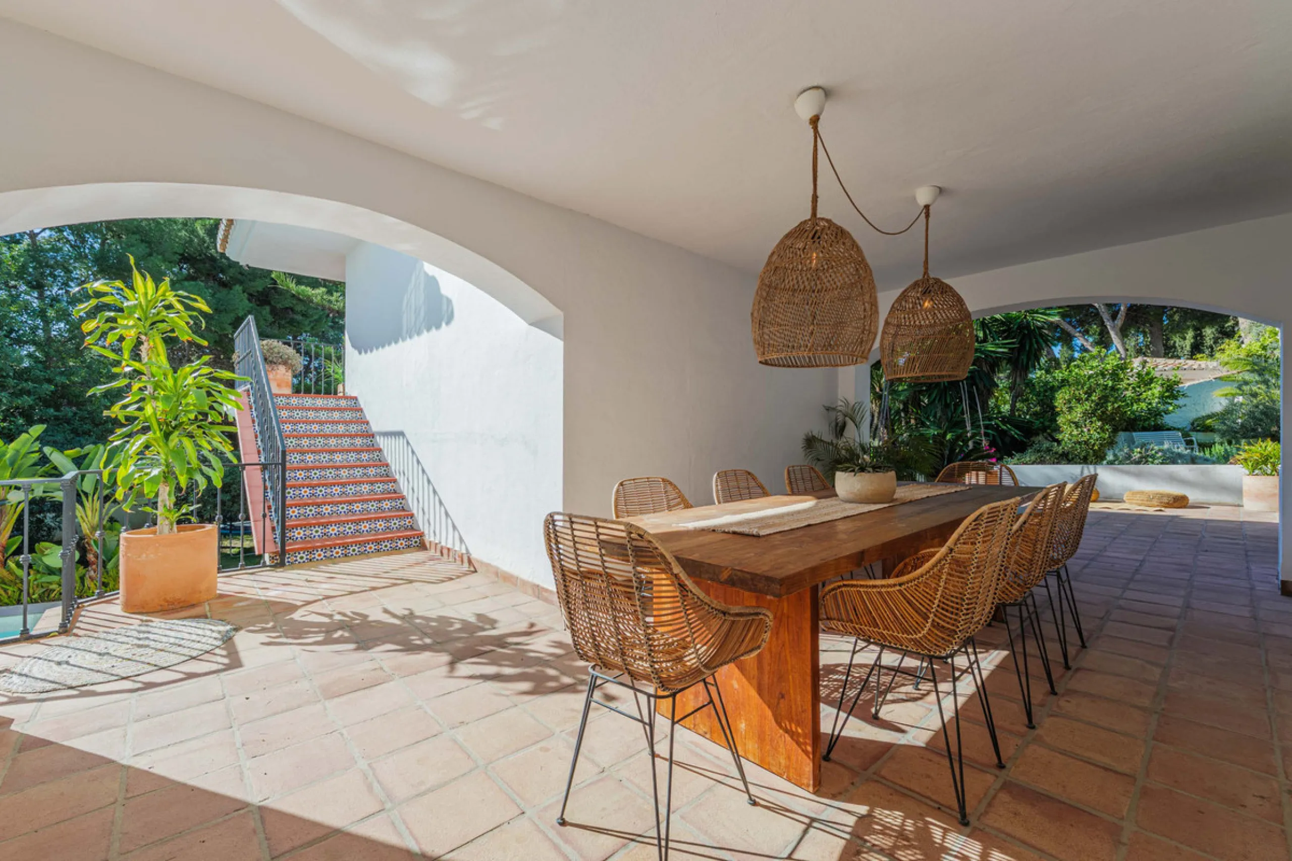 Exclusive Mediterranean-style house in Pinares de San Antón, set on a spacious 1,184 m² plot. Its architecture combines the purity of a white façade with natural stone details and a terracotta-tiled roof, creating a harmonious and timeless ensemble. The p
