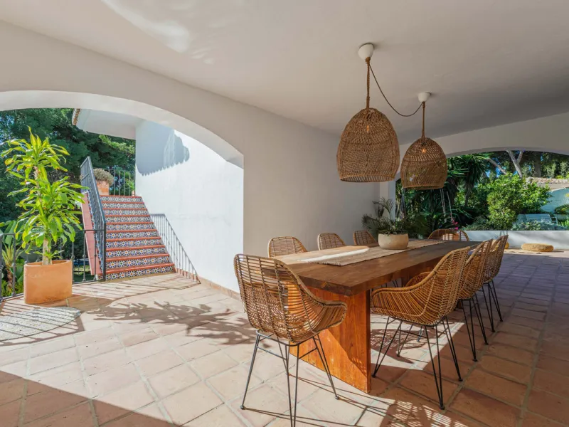 Exclusive Mediterranean-style house in Pinares de San Antón, set on a spacious 1,184 m² plot. Its architecture combines the purity of a white façade with natural stone details and a terracotta-tiled roof, creating a harmonious and timeless ensemble. The p