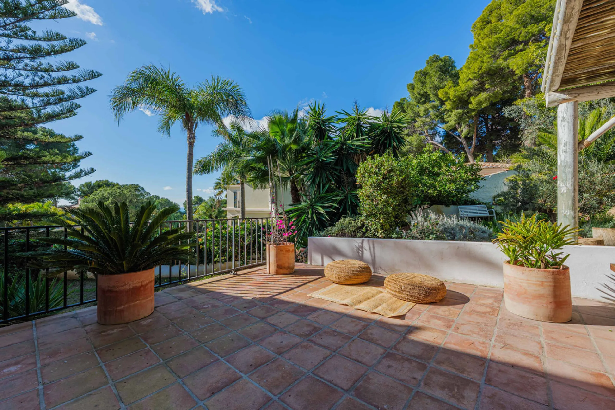 Exclusive Mediterranean-style house in Pinares de San Antón, set on a spacious 1,184 m² plot. Its architecture combines the purity of a white façade with natural stone details and a terracotta-tiled roof, creating a harmonious and timeless ensemble. The p
