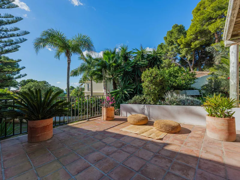 Exclusive Mediterranean-style house in Pinares de San Antón, set on a spacious 1,184 m² plot. Its architecture combines the purity of a white façade with natural stone details and a terracotta-tiled roof, creating a harmonious and timeless ensemble. The p
