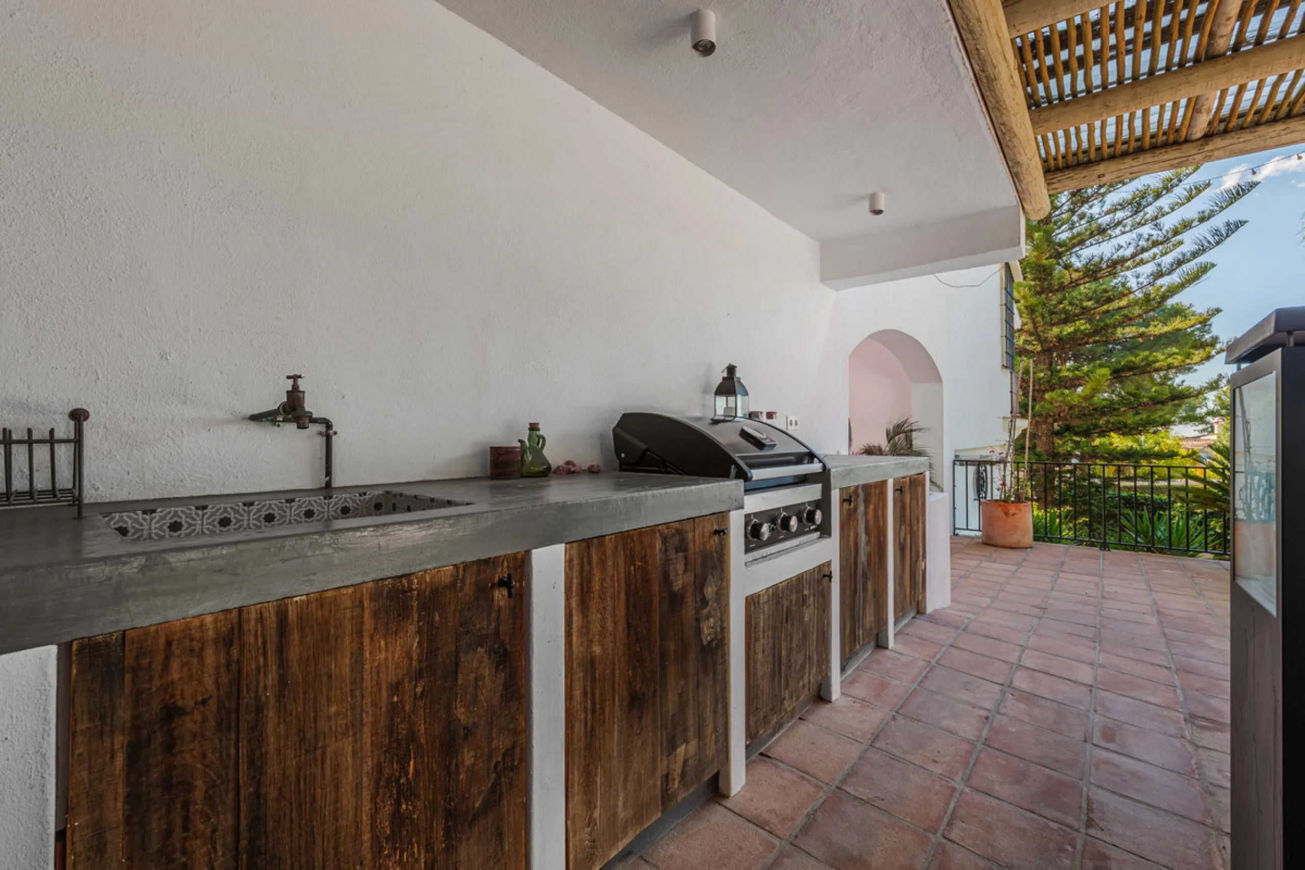 Exclusive Mediterranean-style house in Pinares de San Antón, set on a spacious 1,184 m² plot. Its architecture combines the purity of a white façade with natural stone details and a terracotta-tiled roof, creating a harmonious and timeless ensemble. The p