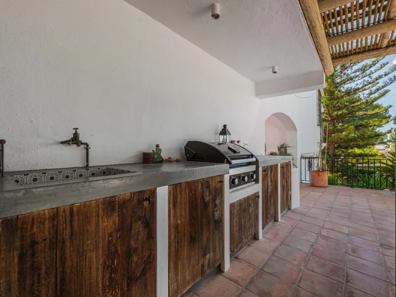 Exclusive Mediterranean-style house in Pinares de San Antón, set on a spacious 1,184 m² plot. Its architecture combines the purity of a white façade with natural stone details and a terracotta-tiled roof, creating a harmonious and timeless ensemble. The p