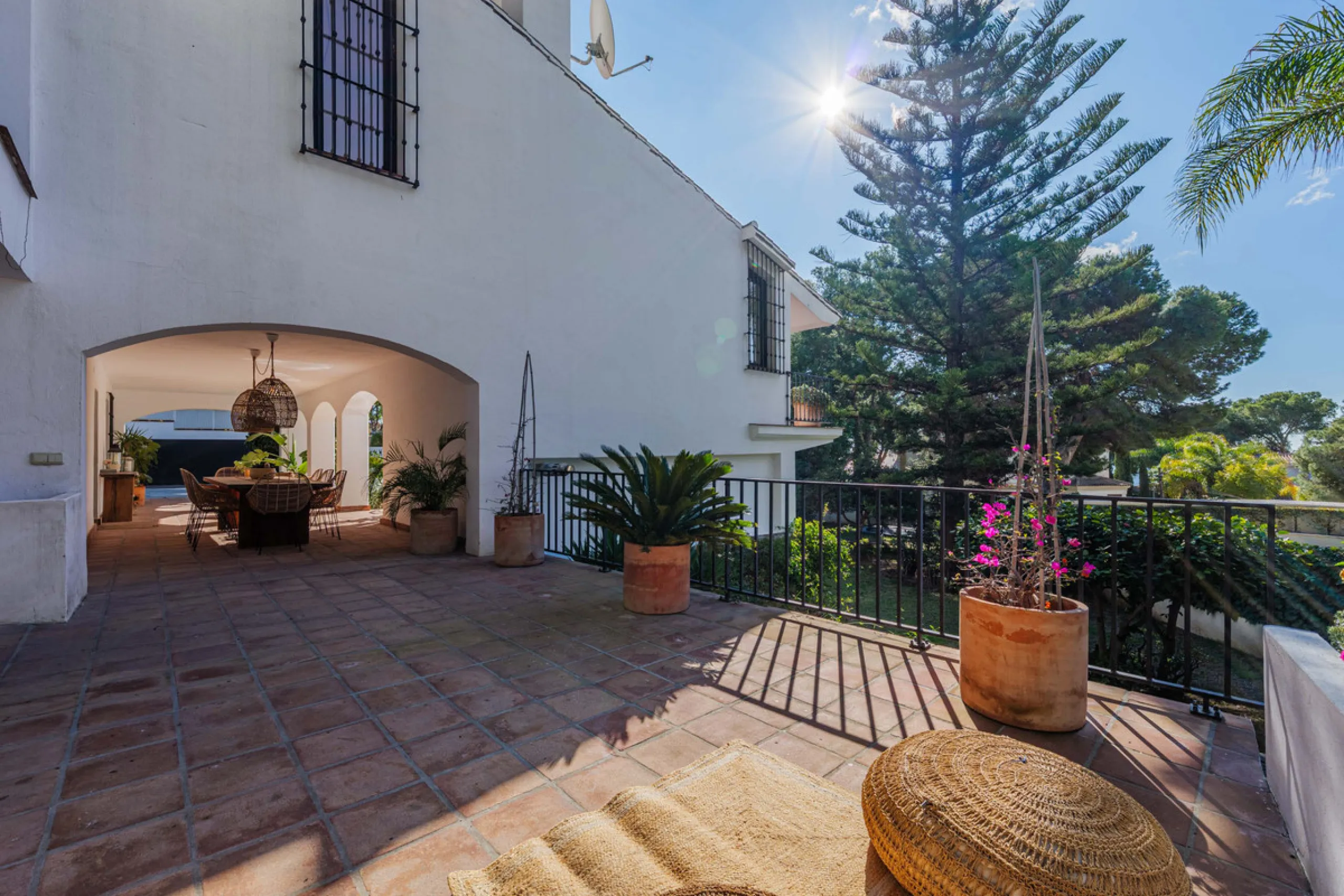 Exclusive Mediterranean-style house in Pinares de San Antón, set on a spacious 1,184 m² plot. Its architecture combines the purity of a white façade with natural stone details and a terracotta-tiled roof, creating a harmonious and timeless ensemble. The p