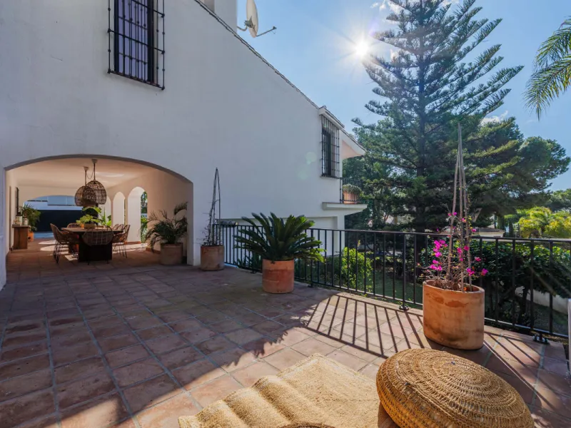 Exclusive Mediterranean-style house in Pinares de San Antón, set on a spacious 1,184 m² plot. Its architecture combines the purity of a white façade with natural stone details and a terracotta-tiled roof, creating a harmonious and timeless ensemble. The p