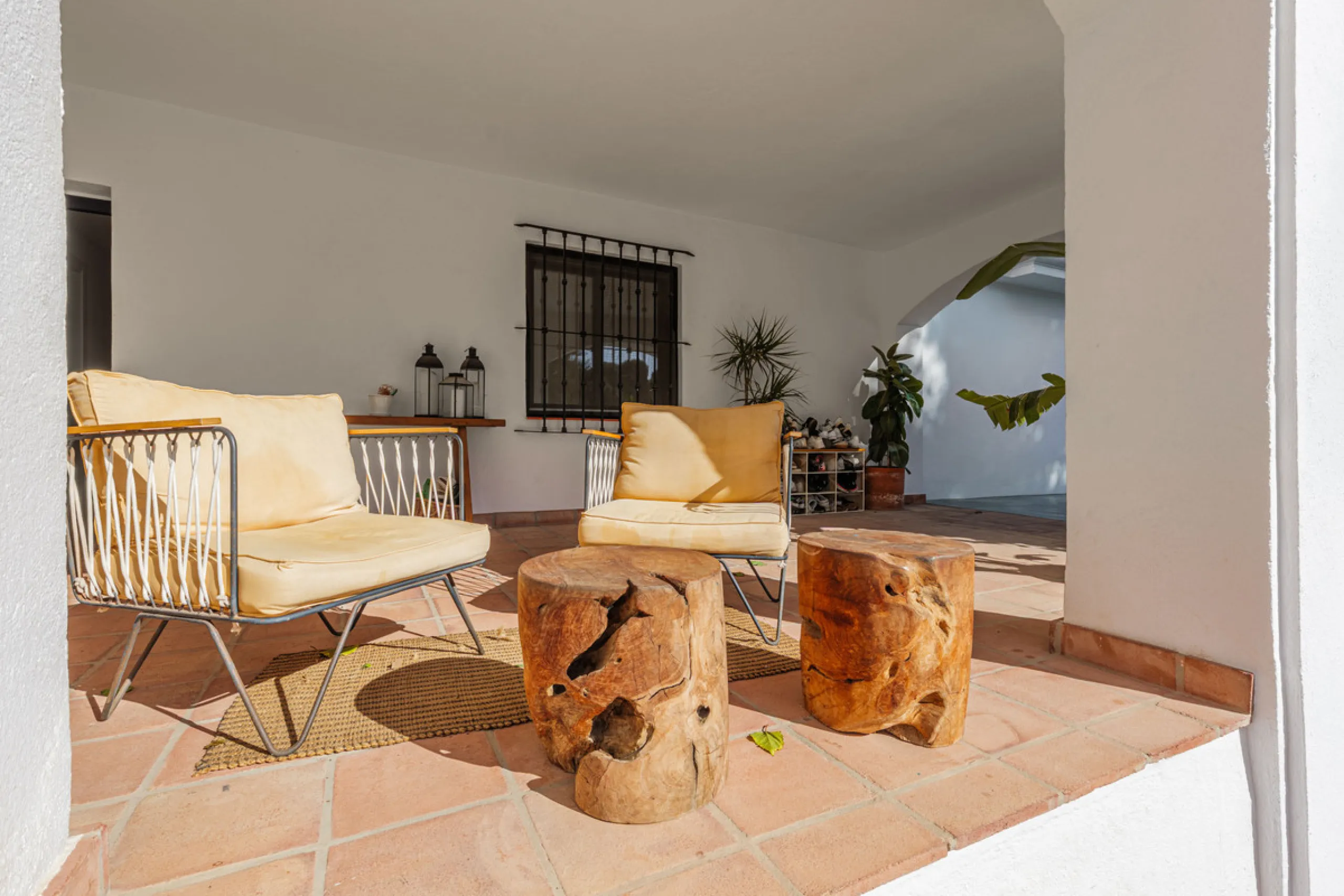 Exclusive Mediterranean-style house in Pinares de San Antón, set on a spacious 1,184 m² plot. Its architecture combines the purity of a white façade with natural stone details and a terracotta-tiled roof, creating a harmonious and timeless ensemble. The p