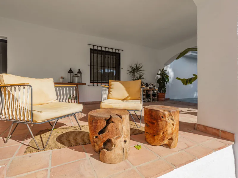 Exclusive Mediterranean-style house in Pinares de San Antón, set on a spacious 1,184 m² plot. Its architecture combines the purity of a white façade with natural stone details and a terracotta-tiled roof, creating a harmonious and timeless ensemble. The p