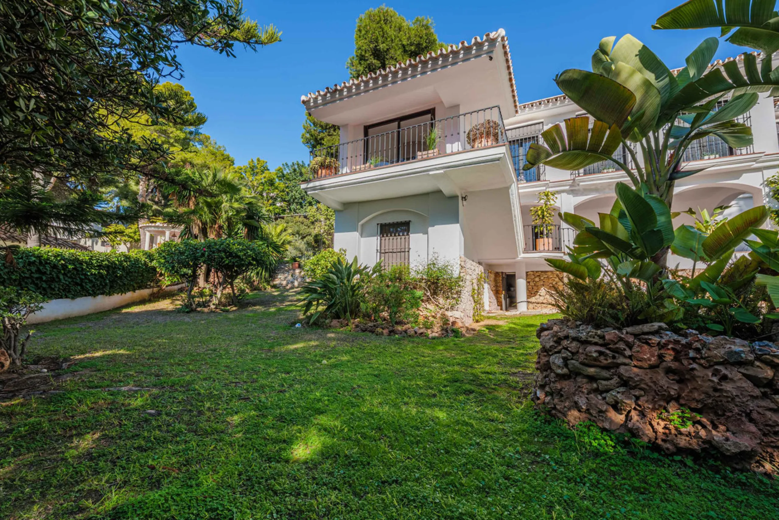 Exclusive Mediterranean-style house in Pinares de San Antón, set on a spacious 1,184 m² plot. Its architecture combines the purity of a white façade with natural stone details and a terracotta-tiled roof, creating a harmonious and timeless ensemble. The p