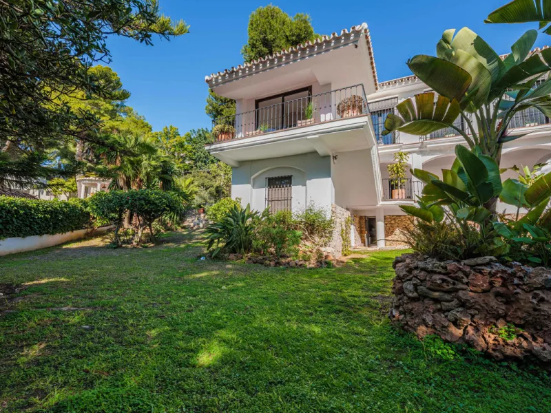 Exclusive Mediterranean-style house in Pinares de San Antón, set on a spacious 1,184 m² plot. Its architecture combines the purity of a white façade with natural stone details and a terracotta-tiled roof, creating a harmonious and timeless ensemble. The p
