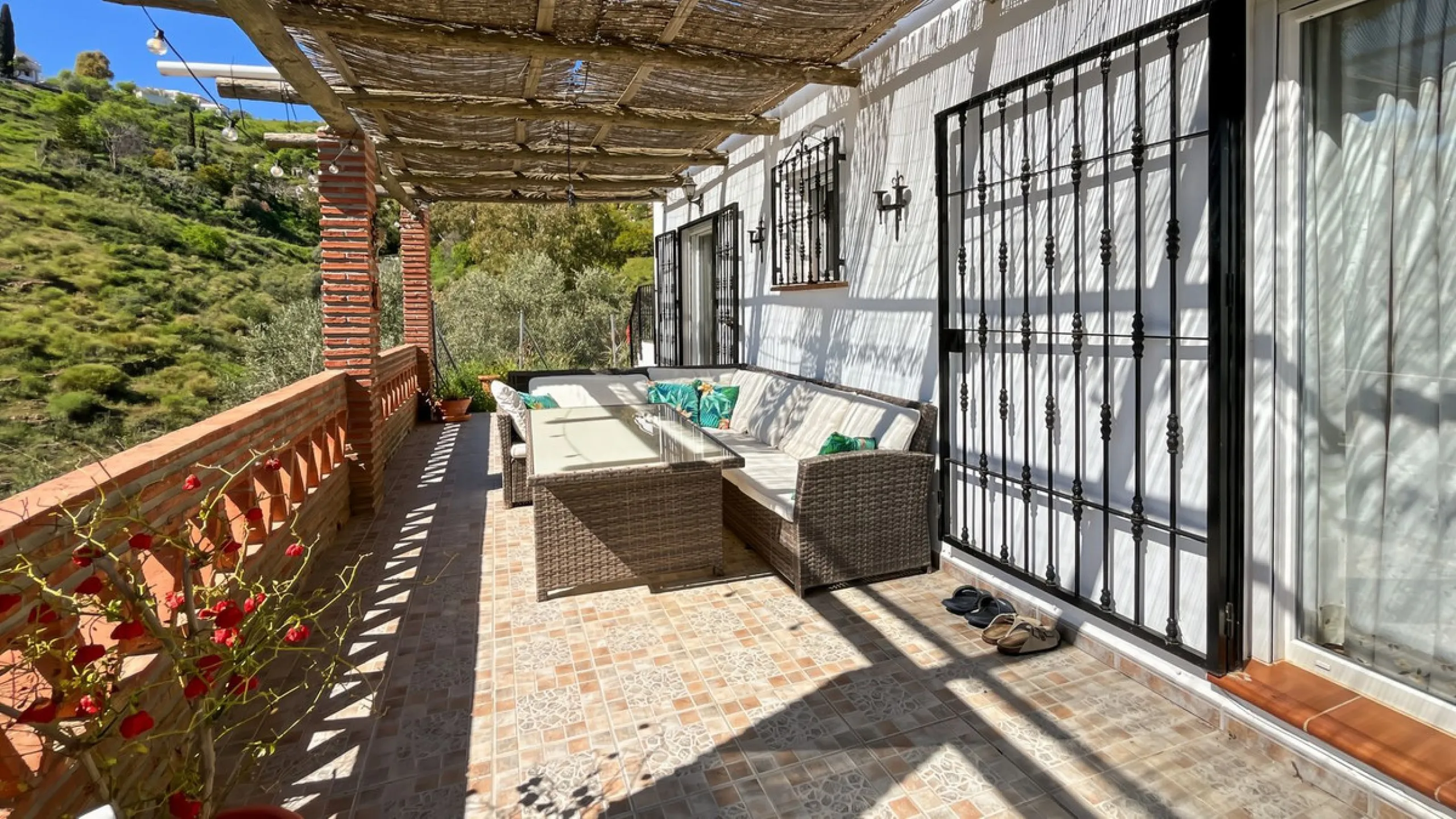 Peacefully located villa near Cómpeta offering 3 bedrooms, 2 bathrooms plus a separate tower studio with a large roof terrace. A rare blend of privacy, comfort and truly panoramic sea and mountain views.