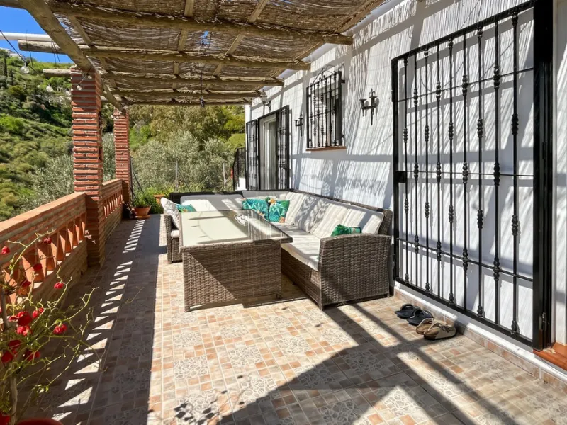 Peacefully located villa near Cómpeta offering 3 bedrooms, 2 bathrooms plus a separate tower studio with a large roof terrace. A rare blend of privacy, comfort and truly panoramic sea and mountain views.