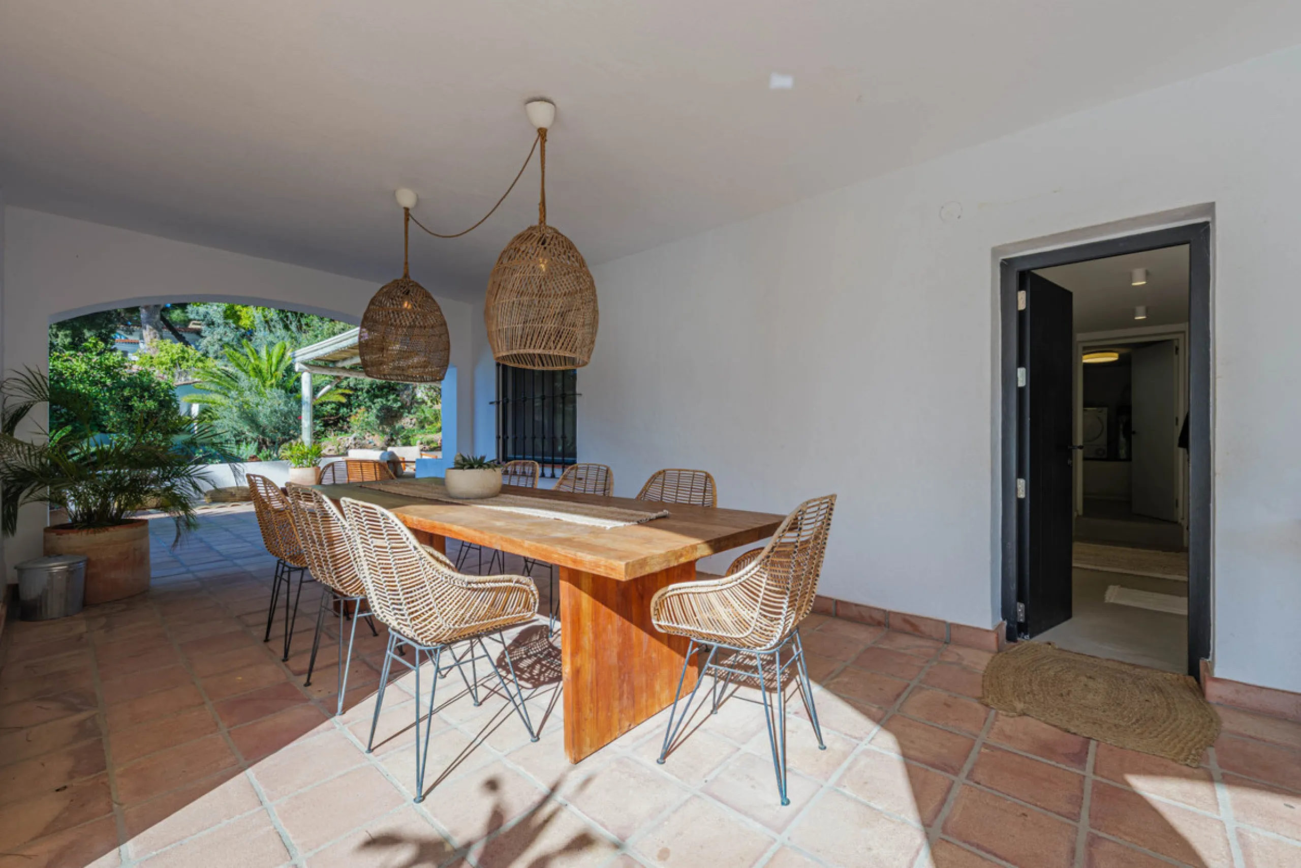 Exclusive Mediterranean-style house in Pinares de San Antón, set on a spacious 1,184 m² plot. Its architecture combines the purity of a white façade with natural stone details and a terracotta-tiled roof, creating a harmonious and timeless ensemble. The p