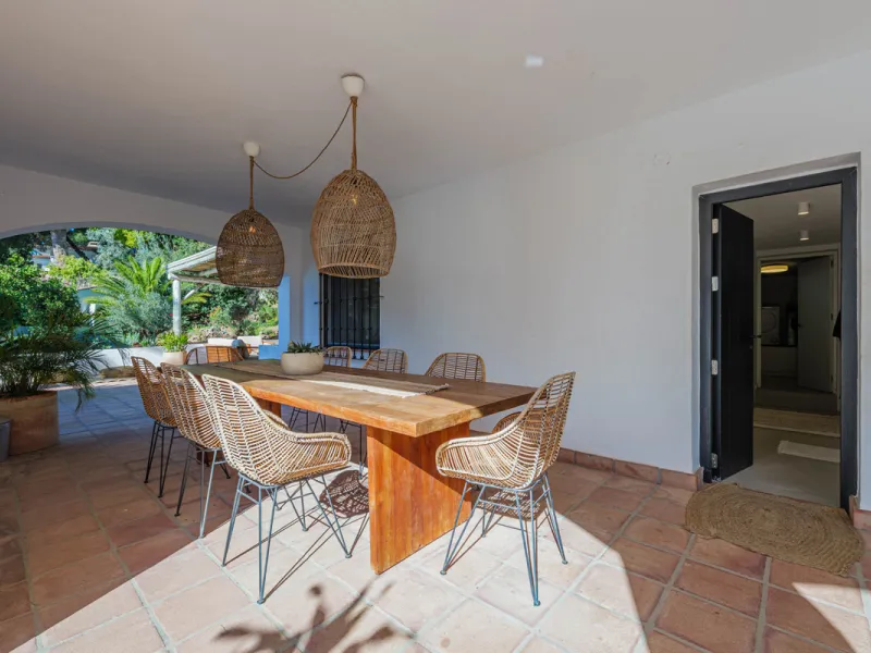Exclusive Mediterranean-style house in Pinares de San Antón, set on a spacious 1,184 m² plot. Its architecture combines the purity of a white façade with natural stone details and a terracotta-tiled roof, creating a harmonious and timeless ensemble. The p